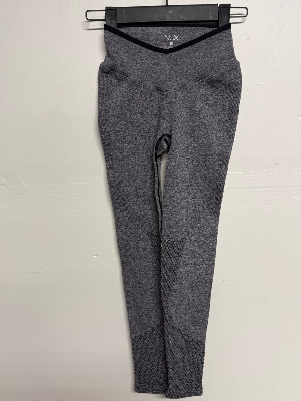 NUX gray seamless leggings featuring a V-shaped waistband Size Small